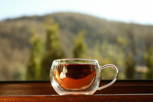 Tazza di tè su tavolo con luce naturale, atmosfera serena